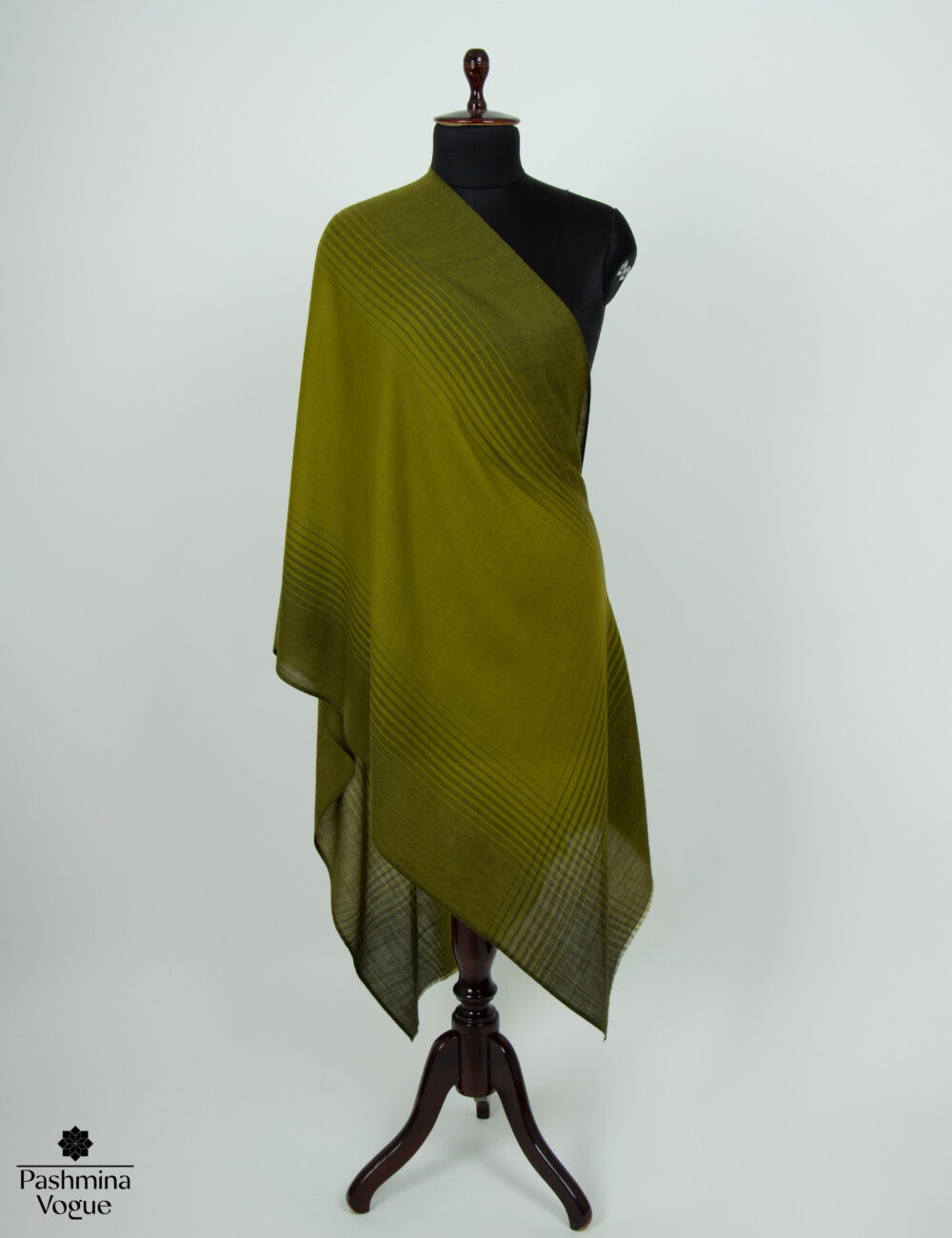 soft Merino wool scarf in a sophisticated combination of green and black, highlighting its cozy texture and elegant style.